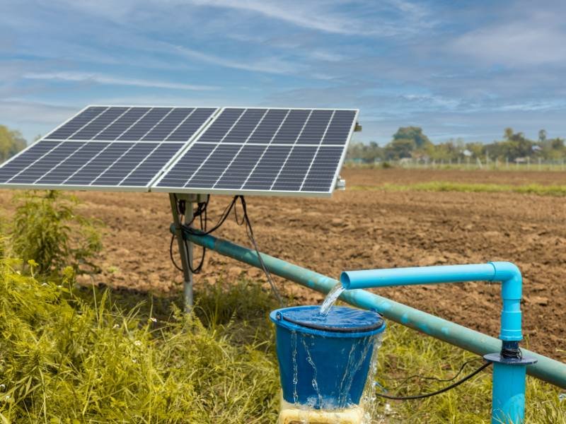 Bomba de água solar aproveitando a energia renovável para irrigação eficiente